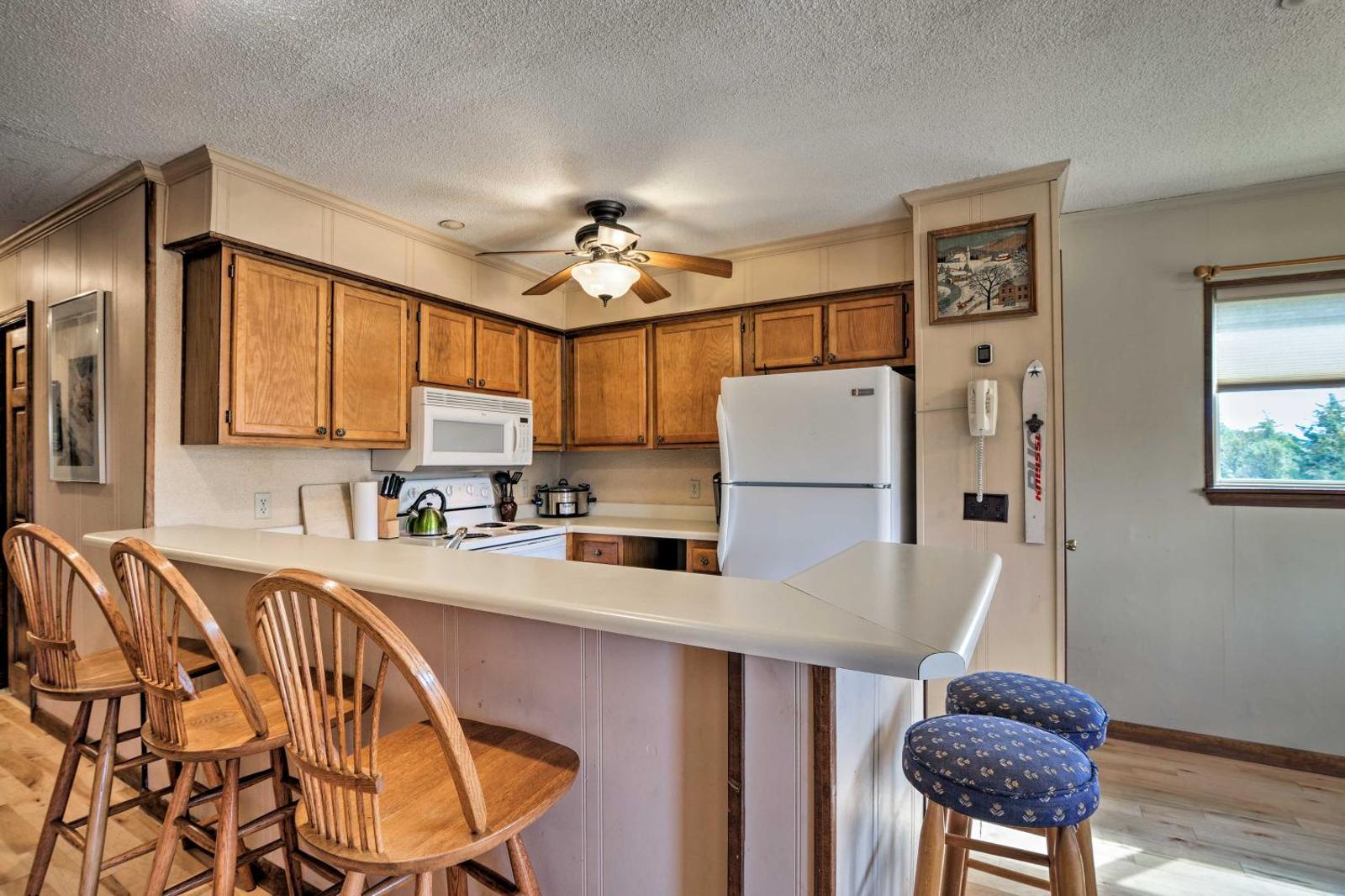 Cozy Snowshoe Condo w/ Balcony & West-Facing Views Main image 1