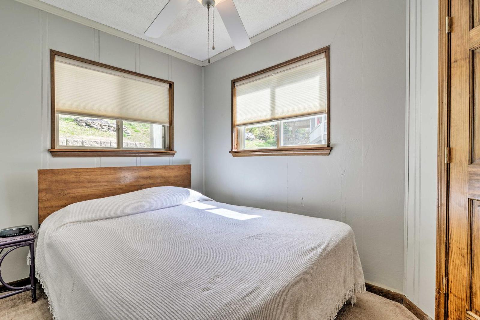 Cozy Snowshoe Condo w/ Balcony & West-Facing Views Main image 2